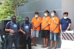 BNNP Jateng bersama dengan BNNK Batang ungkap kasus ganja 6,3 Kg di Jalan Tol Batang Semarang