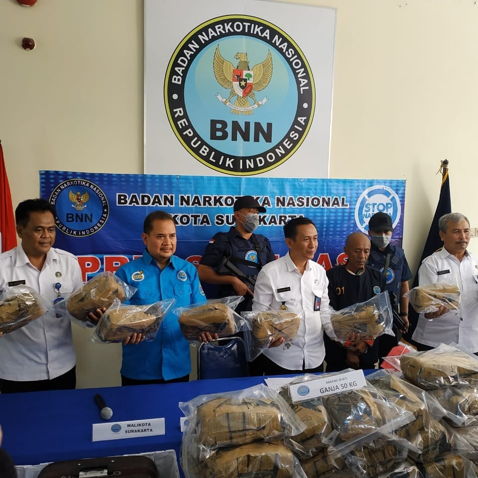 BNNP Jateng backup BNN Kota Surakarta dalam Penangkapan tersangka penyelundupan narkotika jenis ganja seberat 50 kg di Surakarta BNNP Jateng backup BNN Kota Surakarta dalam Penangkapan tersangka penyelundupan narkotika jenis ganja seberat 50 kg di Surakarta