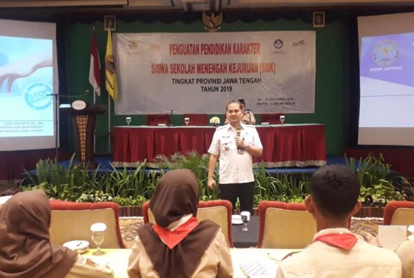 BNNP Jateng jelaskan situasi dunia dan Indonesia yang sudah darurat narkoba dalam Acara Penguatan Pendidikan Karakter Siswa SMK Tahun 2019 yang diselenggarakan oleh Dinas Pendidikan dan Kebudayaan Jateng