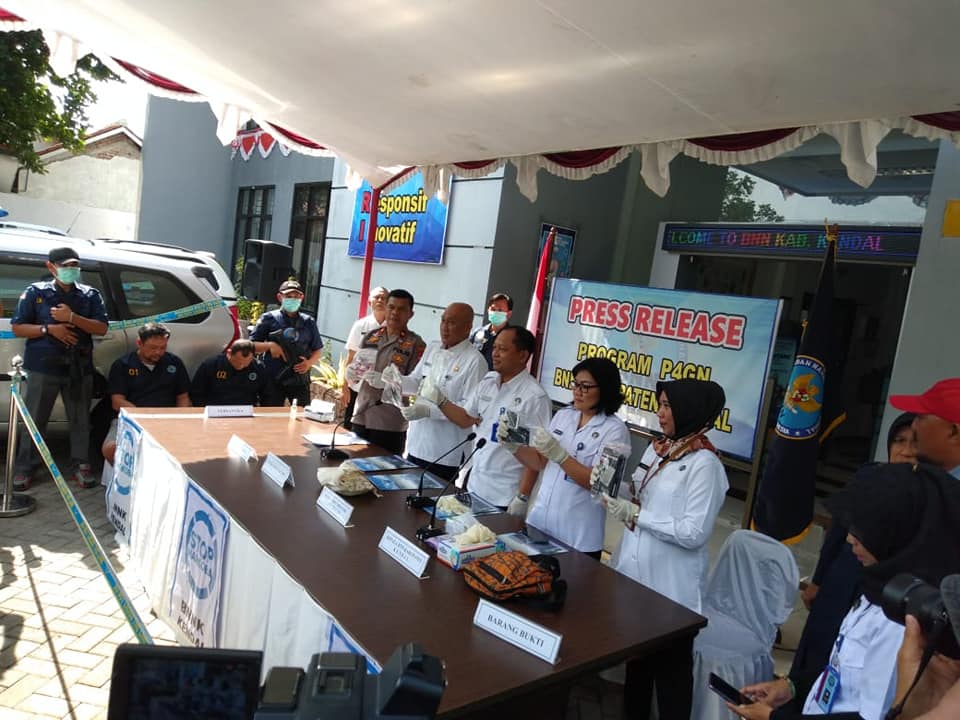 Press Release Tindak Pidana Narkotika Jenis Sabu 317 gram di Kendal Jaringan LP Kedungpane Semarang - Jakarta Press Release Tindak Pidana Narkotika Jenis Sabu 317 gram di Kendal Jaringan LP Kedungpane Semarang - Jakarta