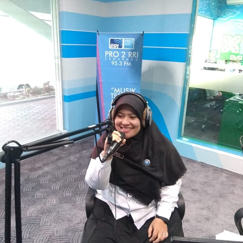 Melalui Radio, BNNP Jateng himbau masyarakat kota semarang untuk lapor secara sukarela jika ada keluarga yang terkena narkoba Melalui Radio, BNNP Jateng himbau masyarakat kota semarang untuk lapor secara sukarela jika ada keluarga yang terkena narkoba