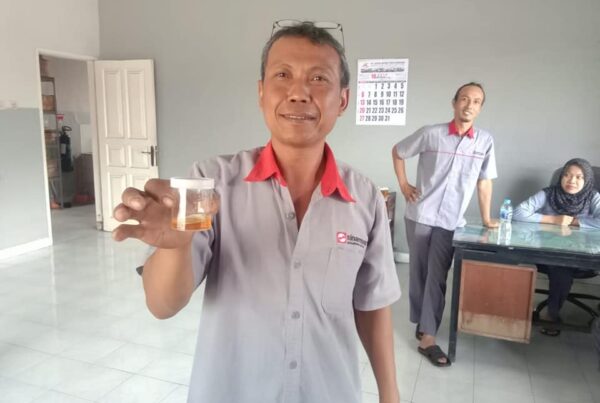 Pelaksanaan tes urine bagi karyawan PT Smart Tbk di Semarang