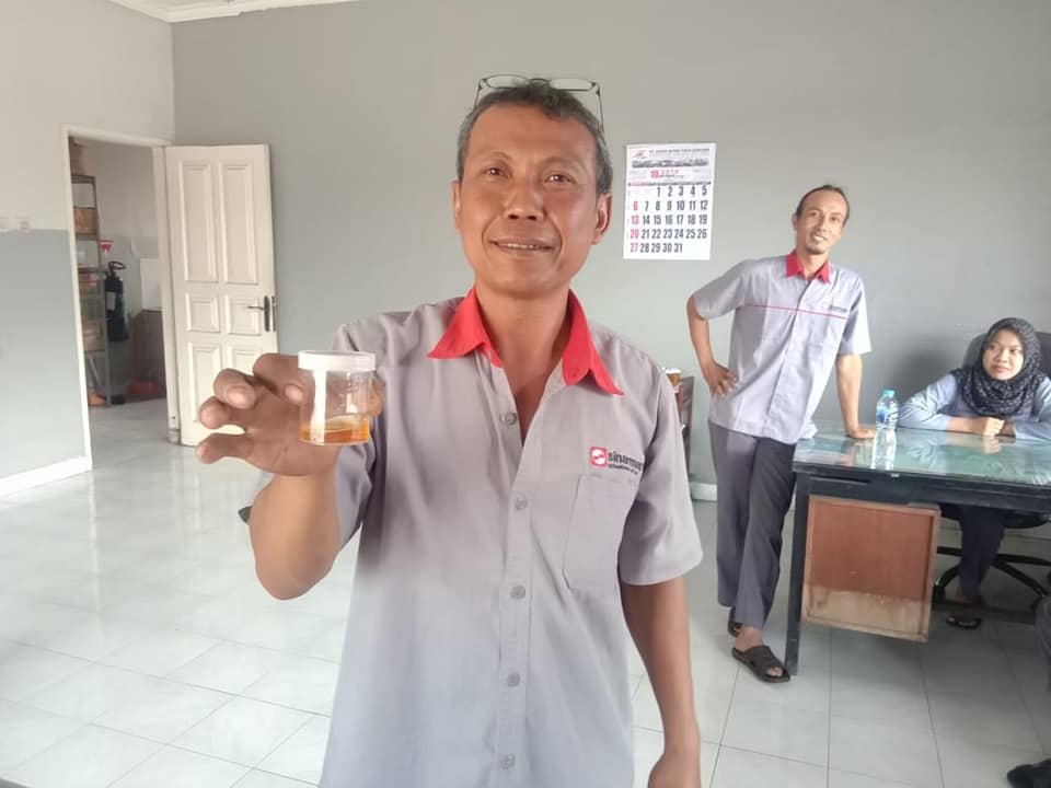Pelaksanaan tes urine bagi karyawan PT Smart Tbk di Semarang Pelaksanaan tes urine bagi karyawan PT Smart Tbk di Semarang