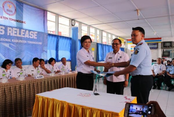 Penandatanganan Perjanjian Kerjasama Antara BNNK Temanggung dengan Rumah Tahanan Negara Kelas II B Temanggung Penandatanganan Perjanjian Kerjasama Antara BNNK Temanggung dengan Rumah Tahanan Negara Kelas II B Temanggung