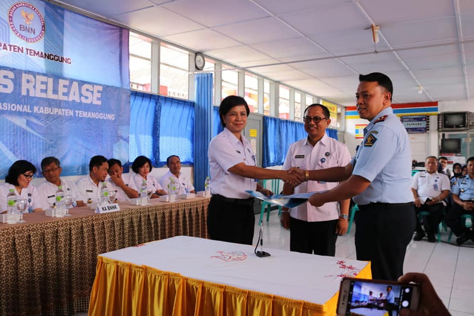 Penandatanganan Perjanjian Kerjasama Antara BNNK Temanggung dengan Rumah Tahanan Negara Kelas II B Temanggung Penandatanganan Perjanjian Kerjasama Antara BNNK Temanggung dengan Rumah Tahanan Negara Kelas II B Temanggung