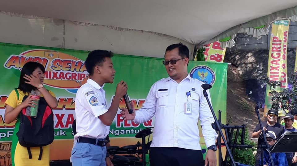 Sosialisasi Bahaya Penyalahgunaan Narkoba dalam kegiatan Mixagrip Goes to School di SMA N 8 Semarang Sosialisasi Bahaya Penyalahgunaan Narkoba dalam kegiatan Mixagrip Goes to School di SMA N 8 Semarang