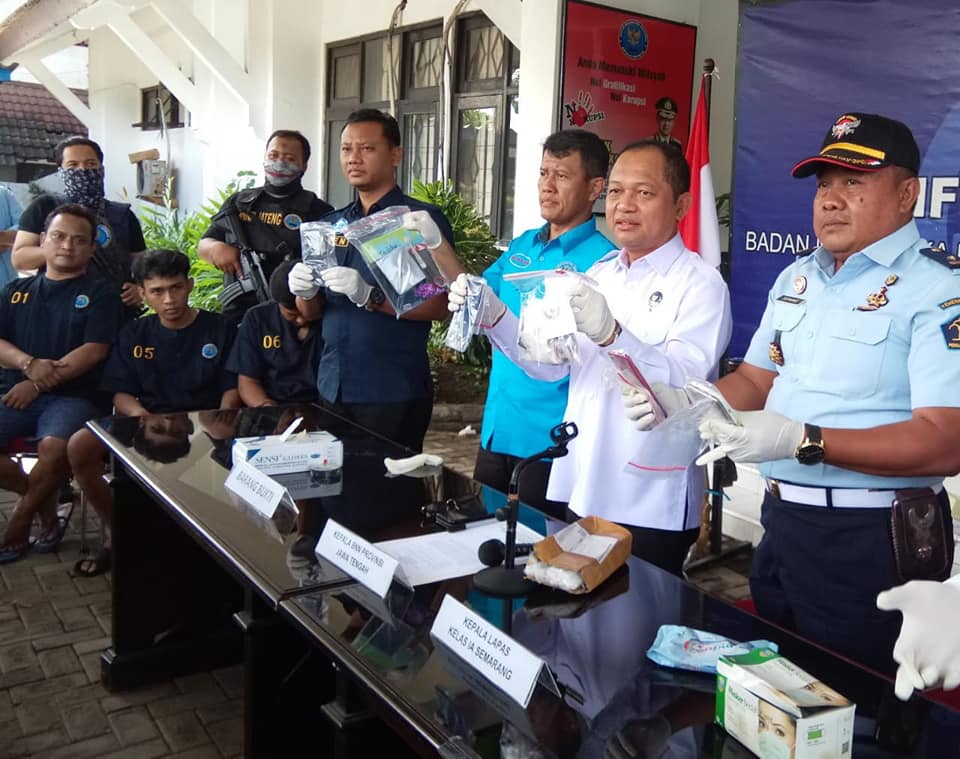 Press Release Pengungkapan Kasus Tindak Pidana Narkotika Jenis Shabu dan Ekstasi di Semarang, Jawa Tengah, Selasa, 25 Februari 2020 pukul 13.00 wib di halaman kantor BNNP Jateng Press Release Pengungkapan Kasus Tindak Pidana Narkotika Jenis Shabu dan Ekstasi di Semarang, Jawa Tengah, Selasa, 25 Februari 2020 pukul 13.00 wib di halaman kantor BNNP Jateng