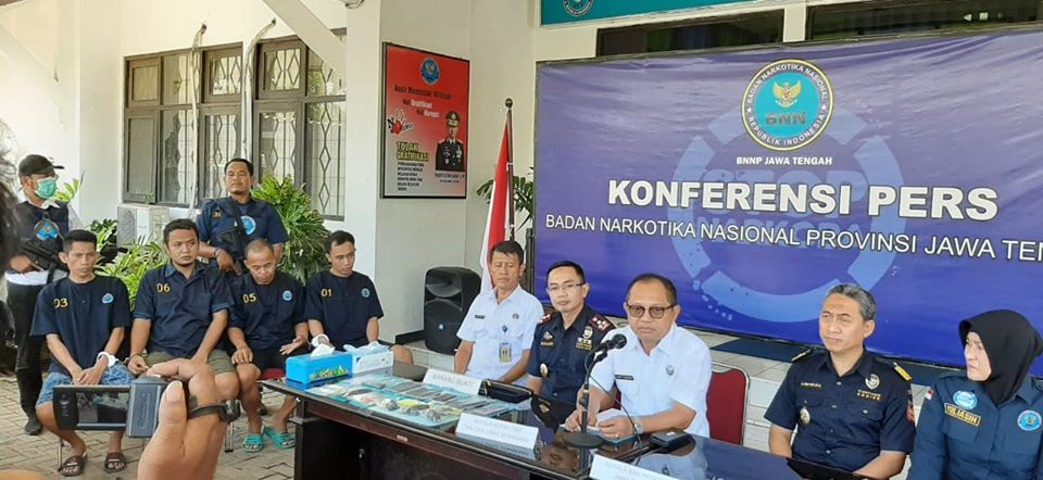 Press Release Pengungkapan Kasus Tindak Pidana Peredaran Gelap Narkotika Jenis Shabu di Bandara Internasional Ahmad Yani Semarang-Jepara Jawa Tengah Jaringan Batam - Jepara Press Release Pengungkapan Kasus Tindak Pidana Peredaran Gelap Narkotika Jenis Shabu di Bandara Internasional Ahmad Yani Semarang-Jepara Jawa Tengah Jaringan Batam - Jepara