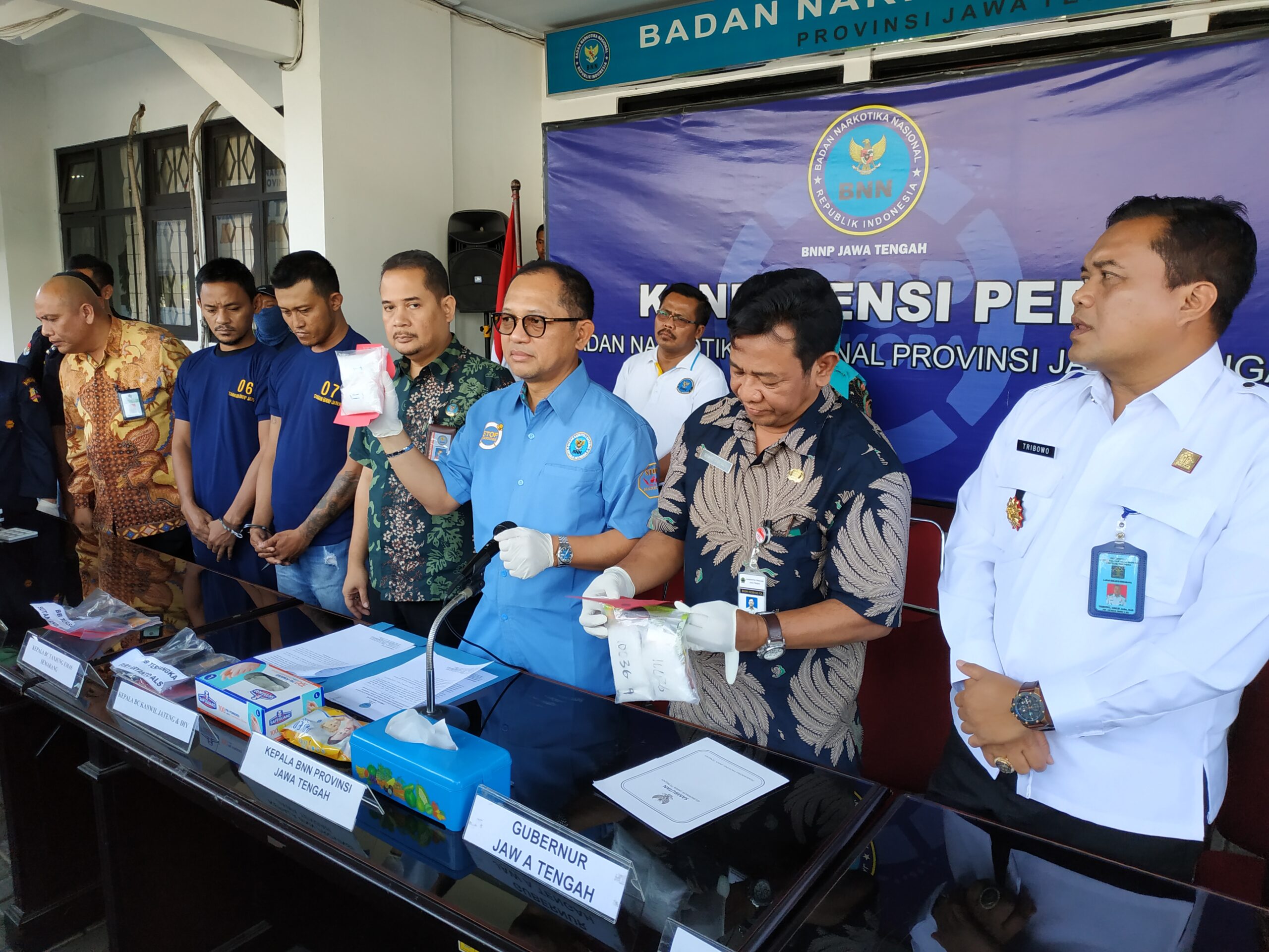 Press release ungkap kasus di pelabuhan tanjung mas semarang dilanjutkan pemusnahan BB jaringan Mojokerto Press release ungkap kasus di pelabuhan tanjung mas semarang dilanjutkan pemusnahan BB jaringan Mojokerto
