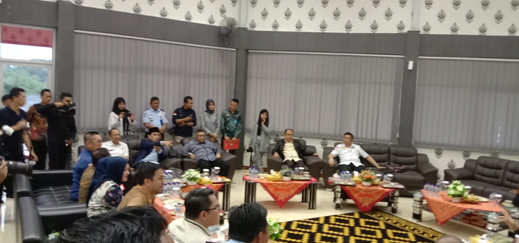 Kunjungan Komisi III DPR RI ke Nusakambangan dalam Acara Pembukaan Program Rehabilitasi Narkotika Kunjungan Komisi III DPR RI ke Nusakambangan dalam Acara Pembukaan Program Rehabilitasi Narkotika