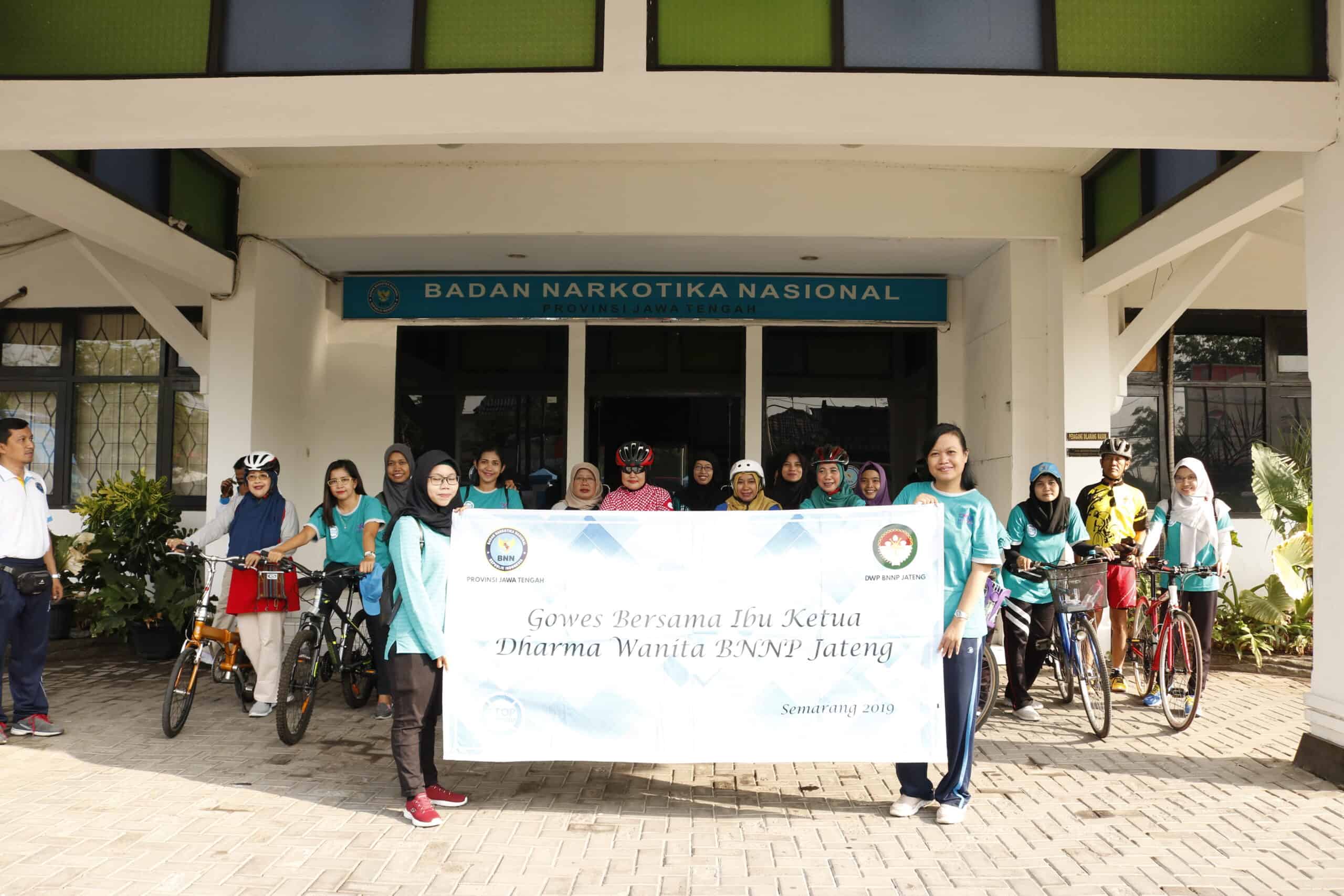 Gowes & Senam bersama Ibu Ketua Dharma Wanita Persatuan (DWP) BNNP Jateng, Jumat (15/11) Gowes & Senam bersama Ibu Ketua Dharma Wanita Persatuan (DWP) BNNP Jateng, Jumat (15/11)