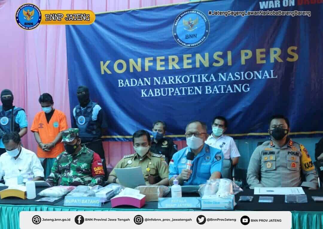 PERS RILIS PENGUNGKAPAN KASUS PENGEDAR NARKOTIKA TEMBAKAU GORILA DI KABUPATEN BATANG