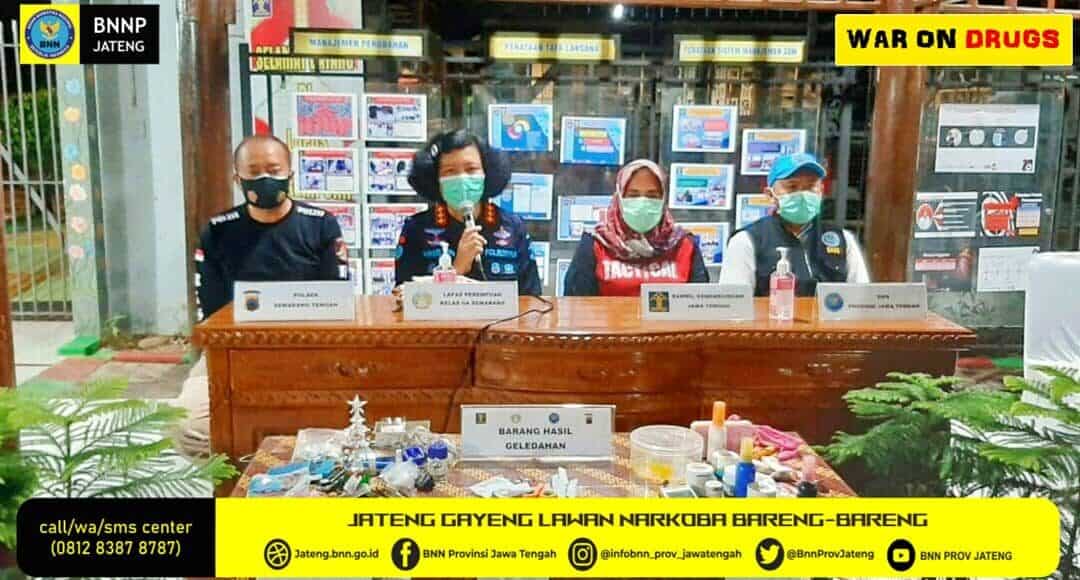 RAZIA GABUNGAN KAMTIBMAS DI LAPAS PEREMPUAN KELAS II A SEMARANG RAZIA GABUNGAN KAMTIBMAS DI LAPAS PEREMPUAN KELAS II A SEMARANG