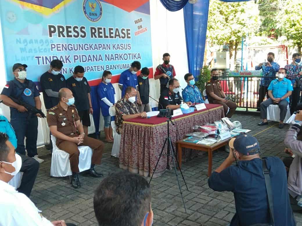 Penangkapan Bandar Narkoba Jenis Tembakau Gorila di Wilayah Kab. Banyumas dan Bandar Narkoba Jenis Shabu di Wilayah Kab. Jepara Penangkapan Bandar Narkoba Jenis Tembakau Gorila di Wilayah Kab. Banyumas dan Bandar Narkoba Jenis Shabu di Wilayah Kab. Jepara