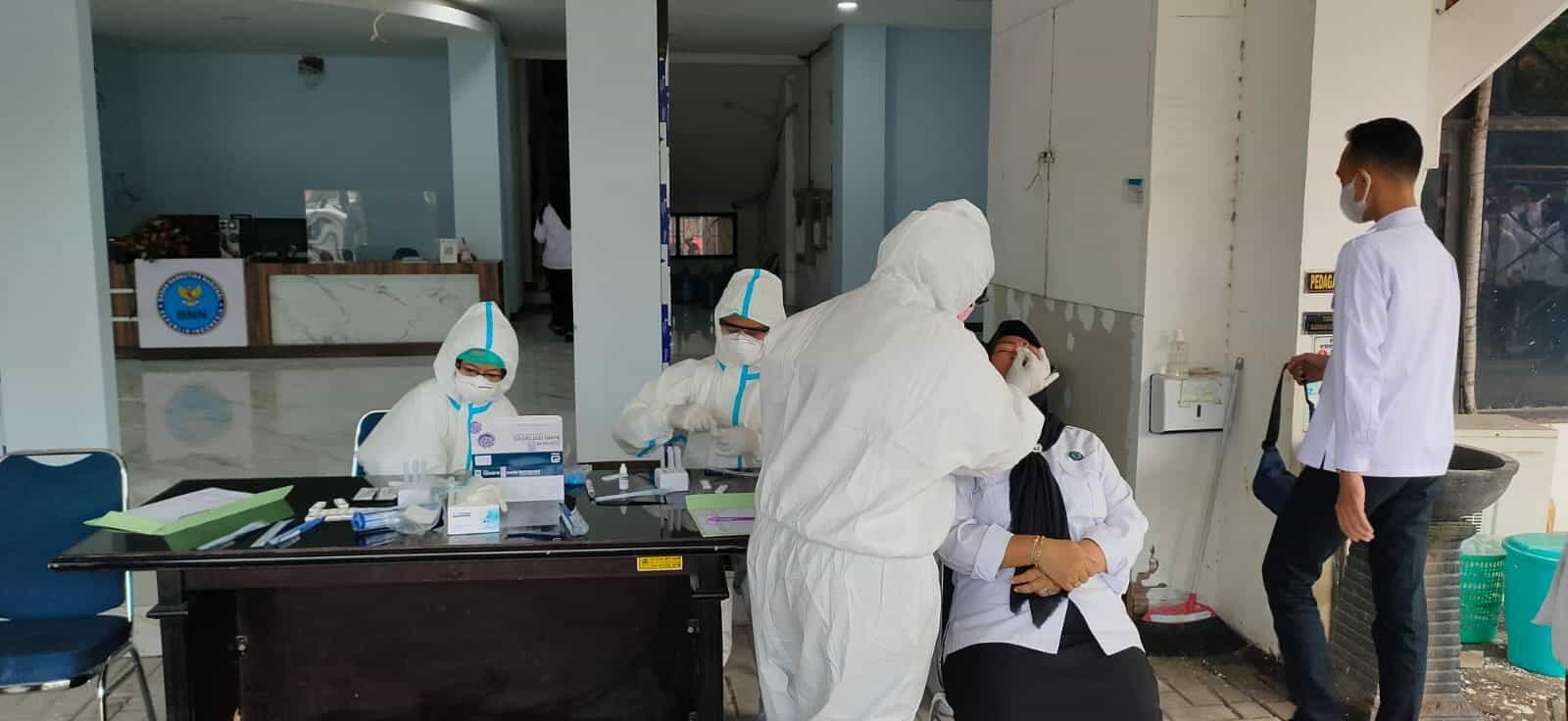Swab antigen kepada personil BNNP Jawa Tengah Swab antigen kepada personil BNNP Jawa Tengah